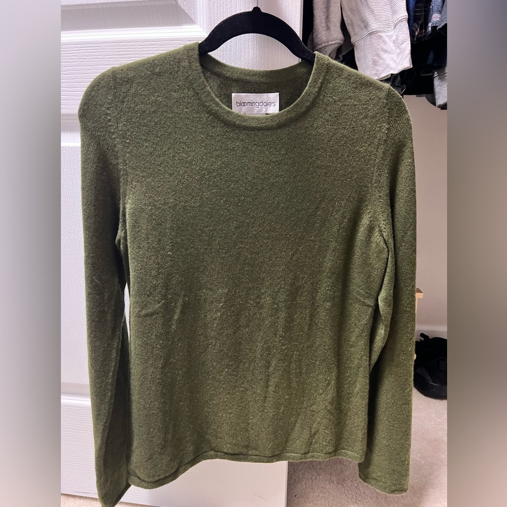 Bloomingdale’s women’s 100% cashmere green sweater size M